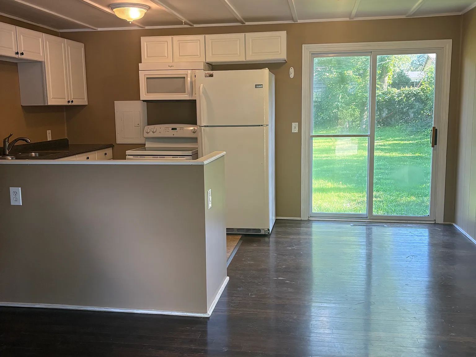 3 bed, 850 sqft, $1,600 — Photo 3