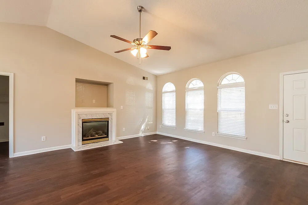 3 bed, 2.0 bath, 1340 sqft, $1,895 — Photo 4