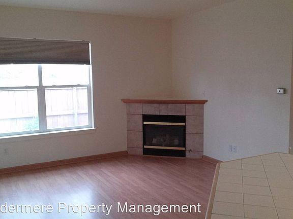 4th image of 821 SE Larkspur Pl