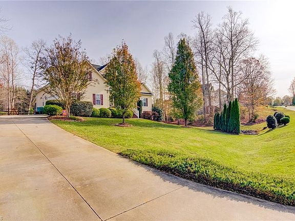 4th image of 211 Winsome Laurel Ln