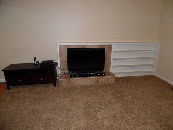 5th image of 270 N Walnut St