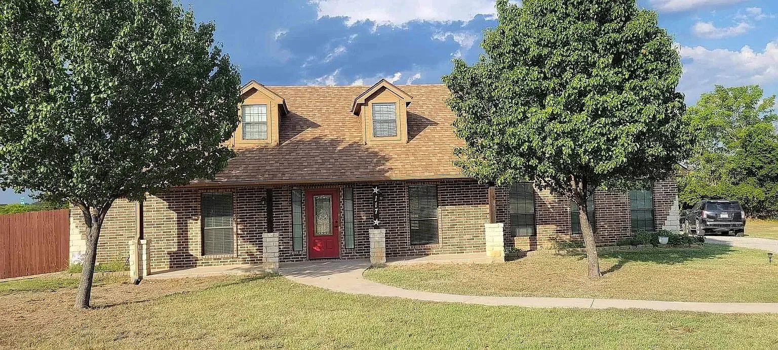 3 bed, 2.0 bath, 1789 sqft, $2,300 — Photo 1