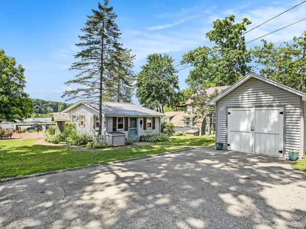 636 Swains Lake Dr, Concord, MI 49237
