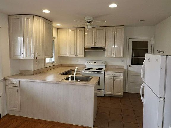 3rd image of 10 Staller Blvd