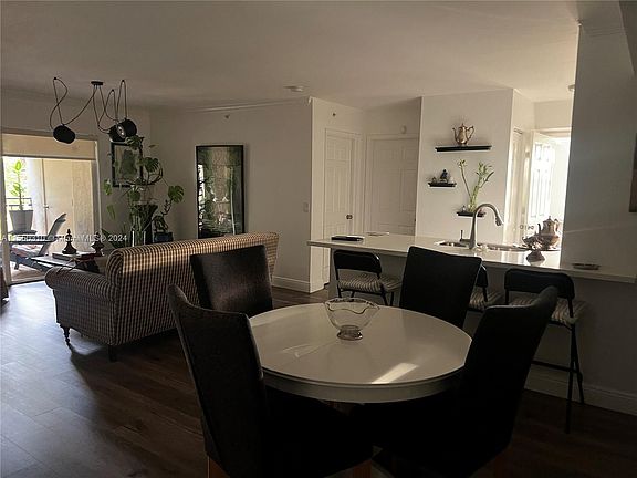 3rd image of 2494 Centergate Dr APT 208