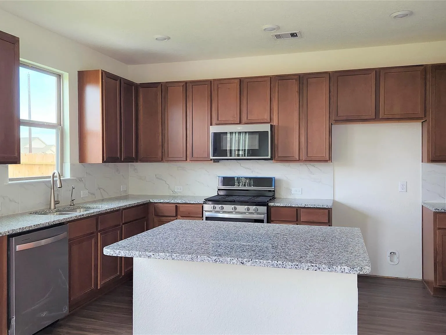 3 bed, 2.5 bath, 2004 sqft, $2,300 — Photo 4