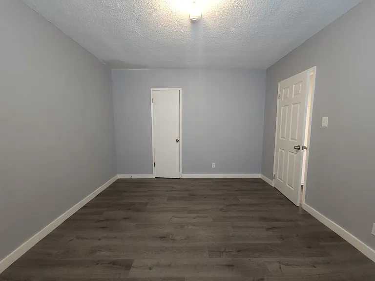 901 W 64th St #3 — Photo 8