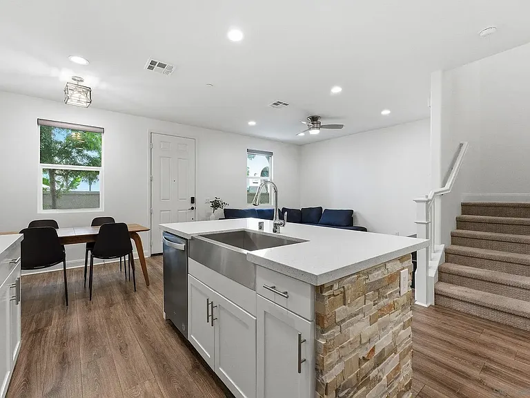 2464 Solara Ln — Photo 6
