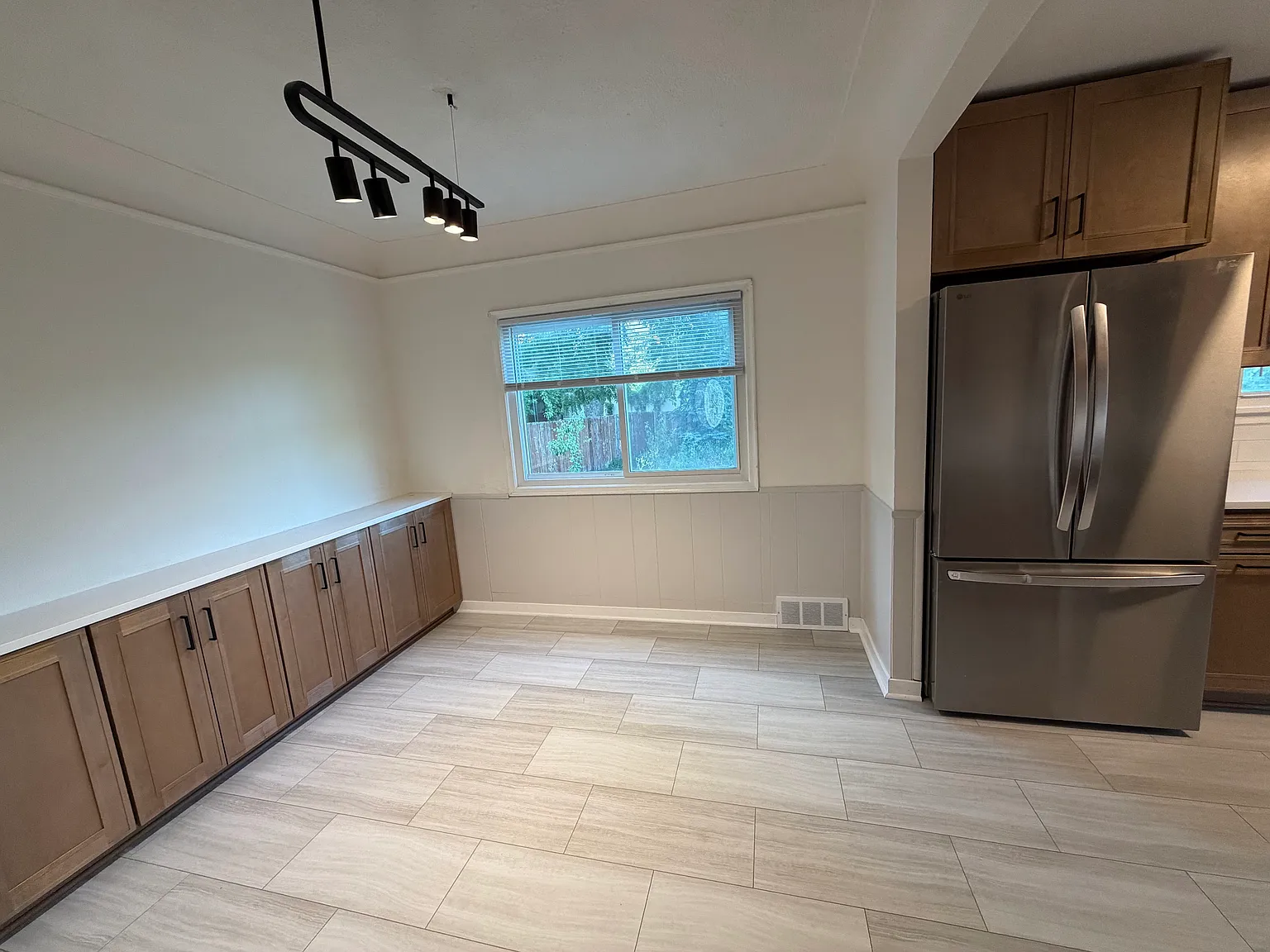 5 bed, 2445 sqft, $2,550 — Photo 4