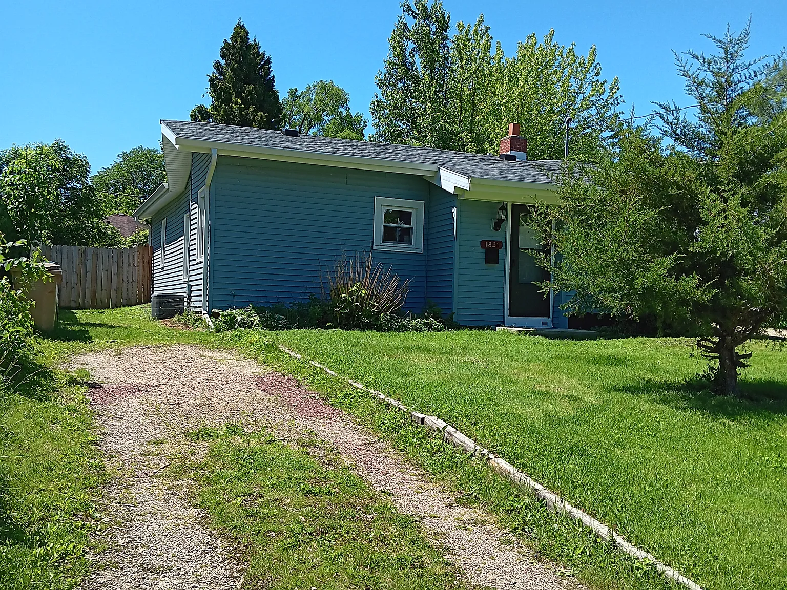 3 bed, 1110 sqft, $2,075 — Photo 2