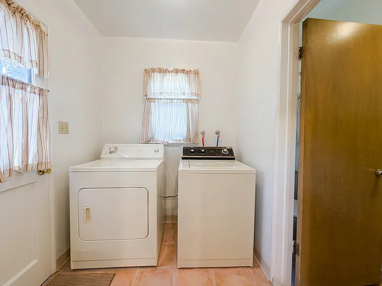 962 N Calmgrove Ave — Photo 54