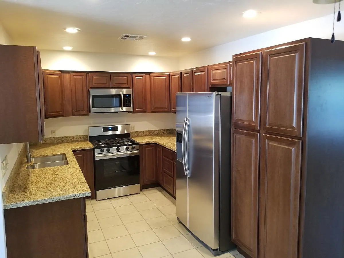 4 bed, 2.5 bath, 1933 sqft, $2,500 — Photo 1
