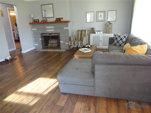 5th image of 127 E Hickory St
