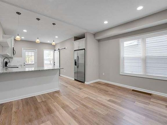 5th image of 695 Reinhard Ave