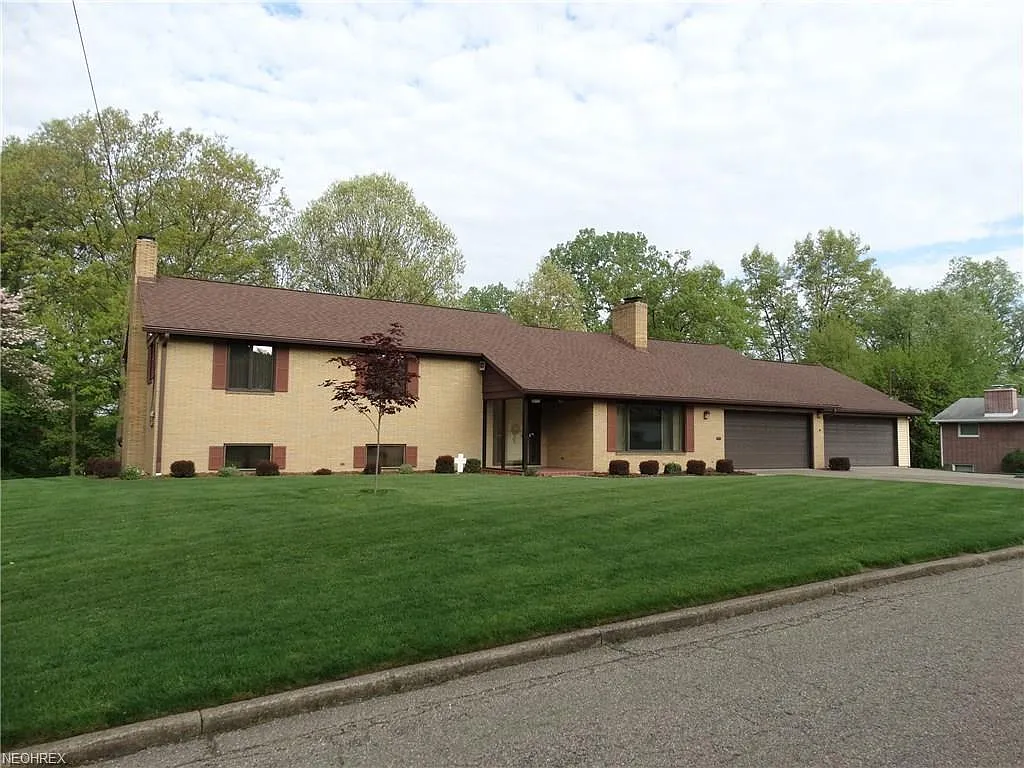 811 Woodview Dr NE photo 1