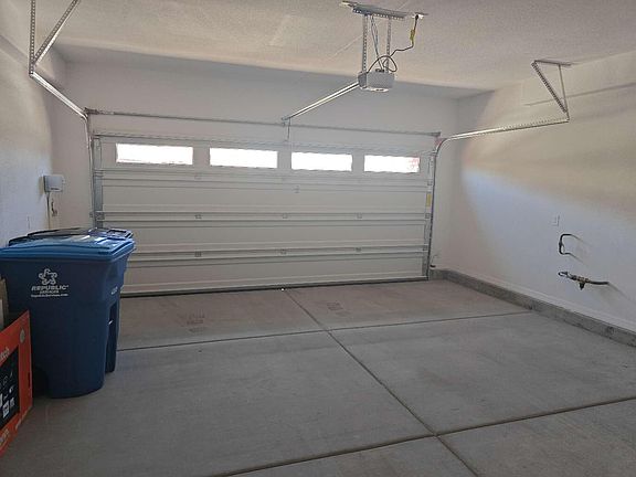 4th image of 697 Steep Canyon Ave