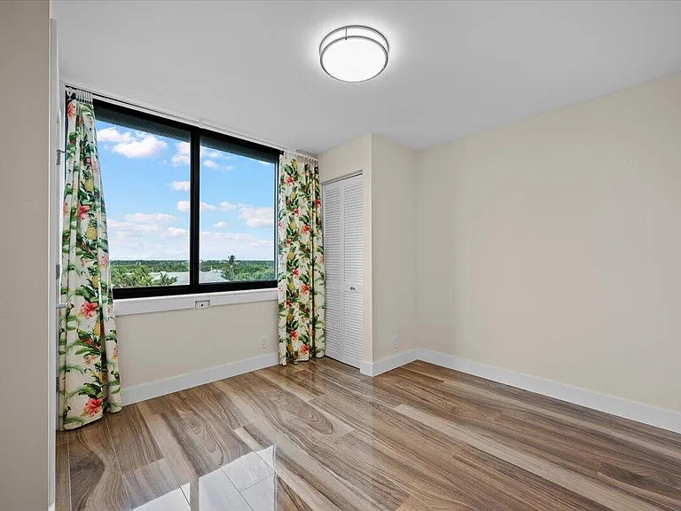 911 Ocean Dr #601 — Photo 33