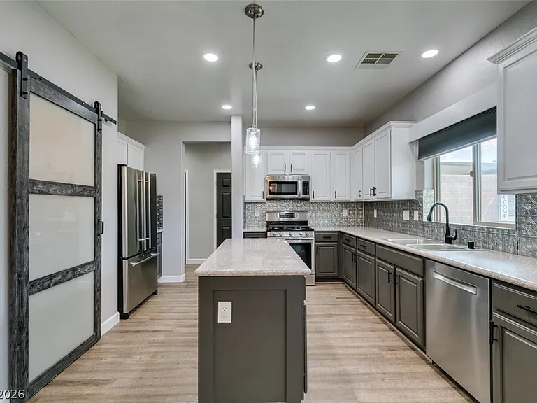 1129 Emanuel St — Photo 3