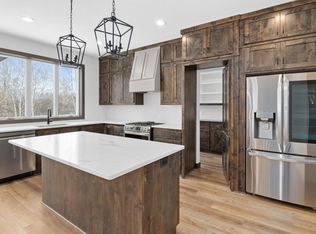 21442 Cottonwood St NW, Oak Grove, MN 55011