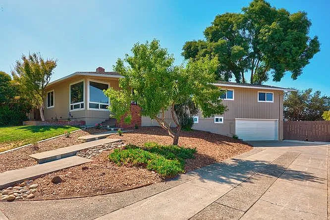 1121 Juniper Dr photo 1
