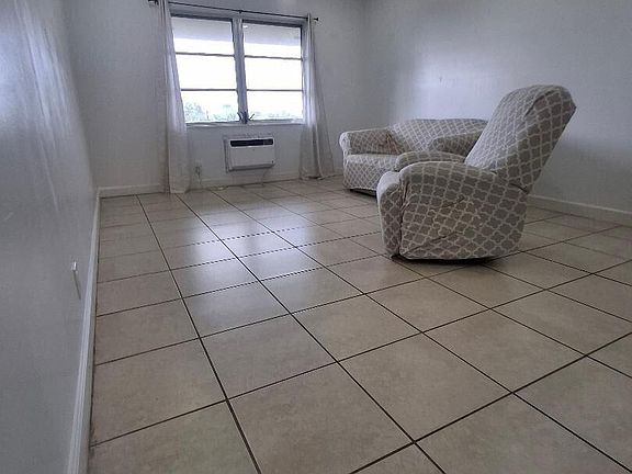 4th image of 1250 E SAMPLE Road #303