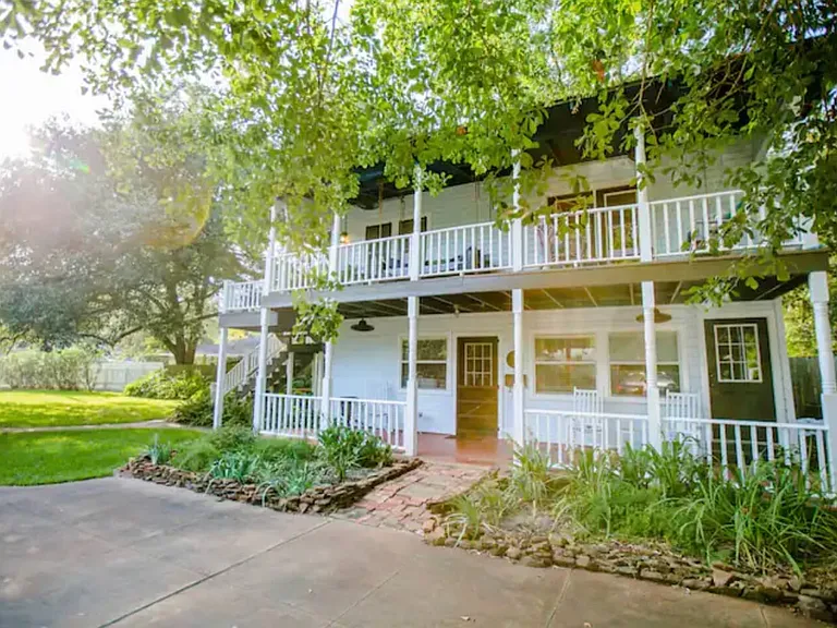 412 W Milam St — Photo 2