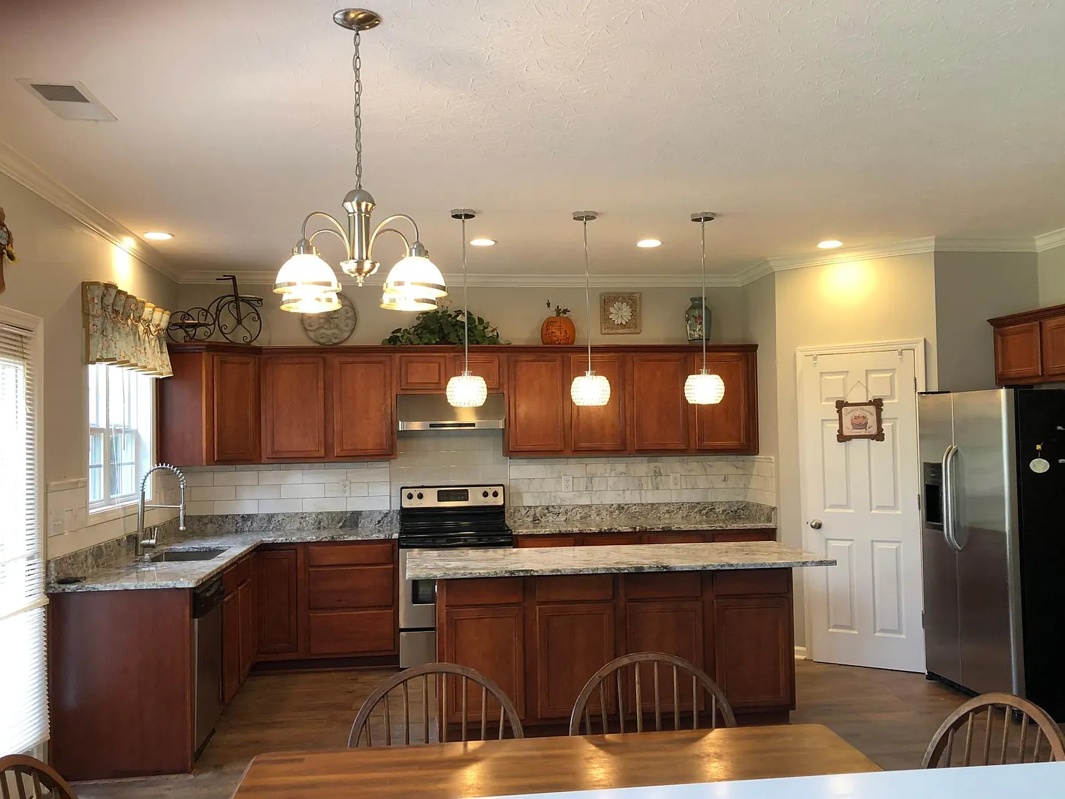 4 bed, 2869 sqft, $2,950 — Photo 3