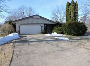 W311S9071 Moccasin Trl, Mukwonago, WI 53149