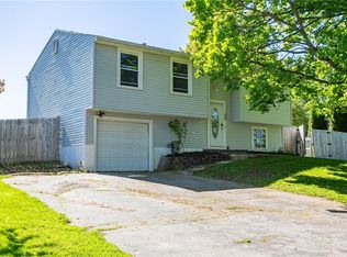 36 Falcon Dr, West Henrietta, NY 14586