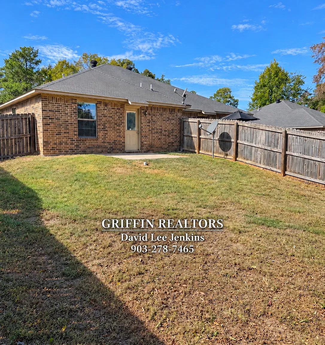 3 bed, 1200 sqft, $1,300 — Photo 3