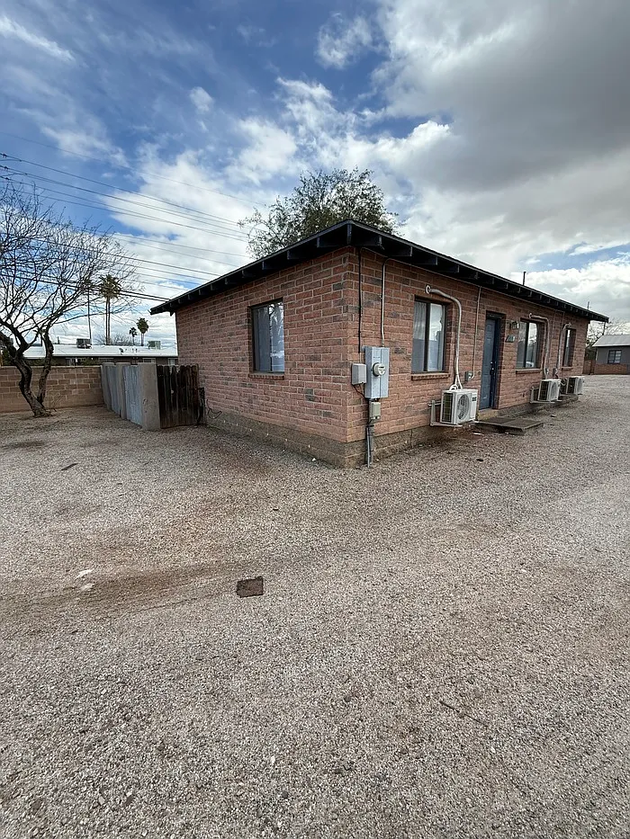 2 bed, 1.0 bath, 700 sqft, $1,000 — Photo 1