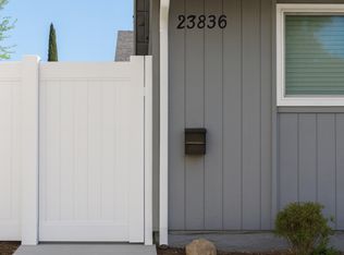 23836 Victory Blvd, Woodland Hills, CA 91367