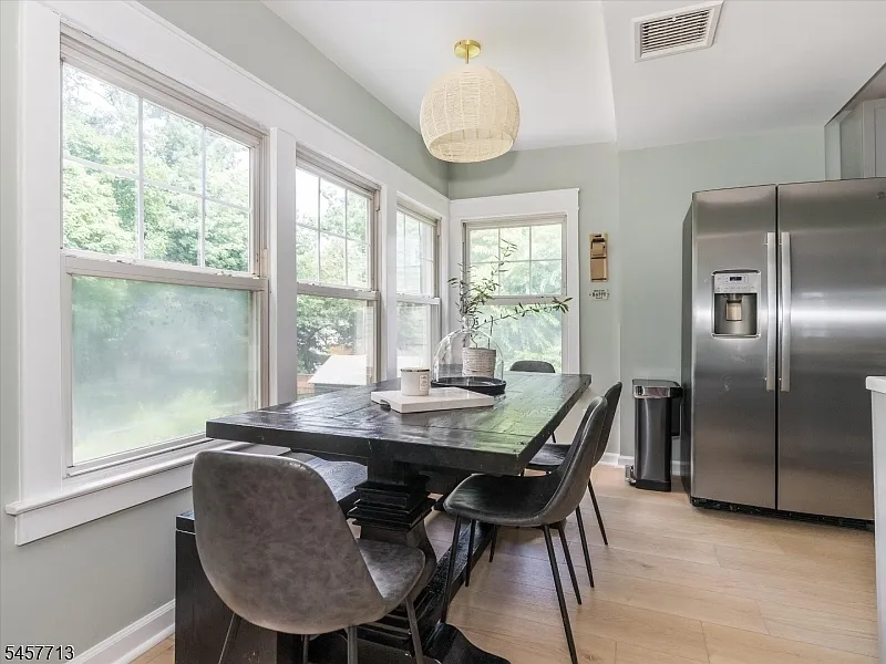 3 bed, 2.0 bath, 1187 sqft, $4,500 — Photo 4