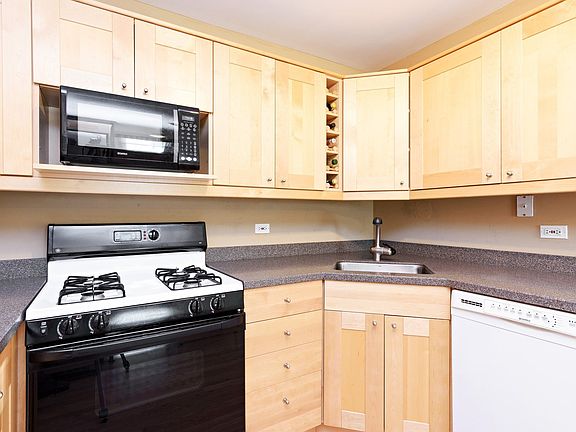 4th image of 2682 College Hill Cir #362