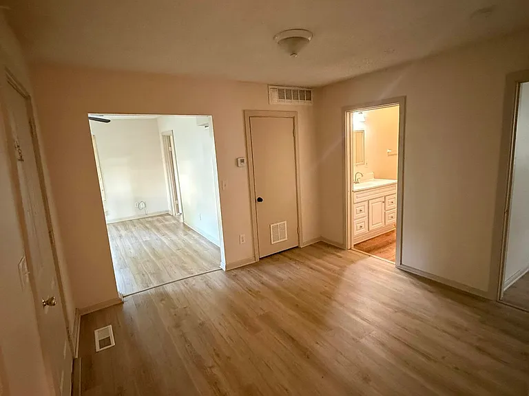 516 S Oak St #A — Photo 9