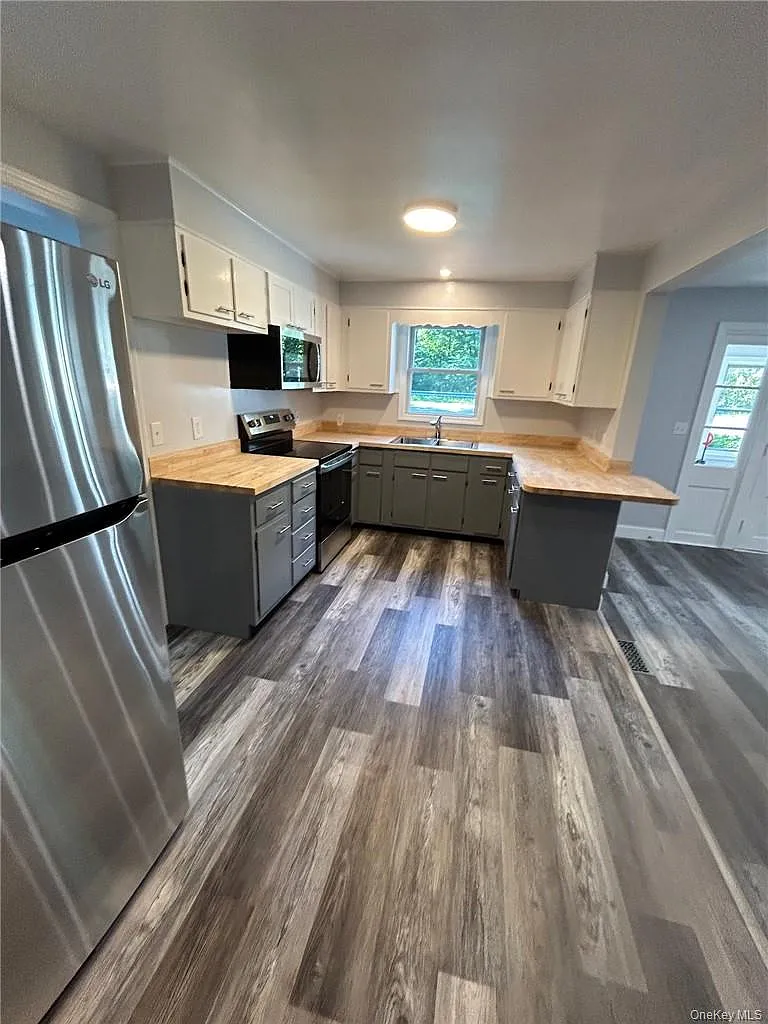 3 bed, 1.0 bath, 1100 sqft, $2,950 — Photo 2