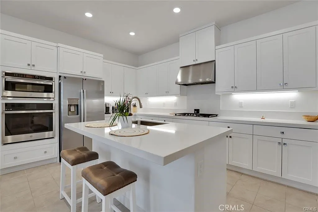 1 bed, 984 sqft, $3,200 — Photo 3