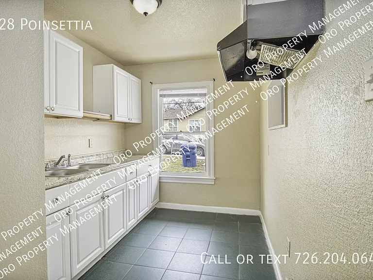 928 Poinsettia — Photo 15