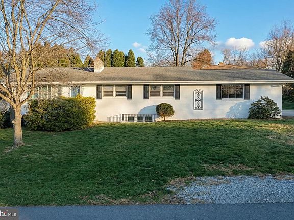 2nd image of 1615 Crestlyn Rd