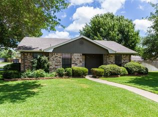 2112 Northside Dr, Cleburne, TX 76033