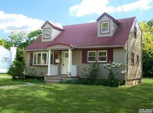 14 Carver Blvd, Bellport, NY 11713