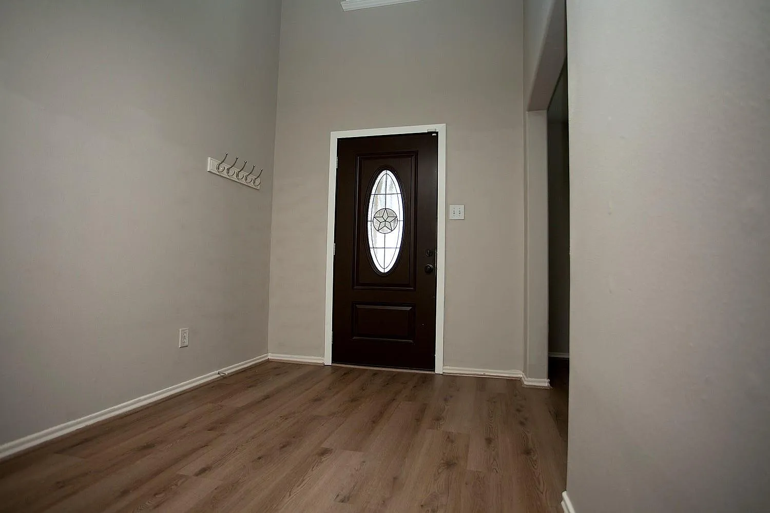 4 bed, 2.5 bath, 2224 sqft, $2,290 — Photo 3