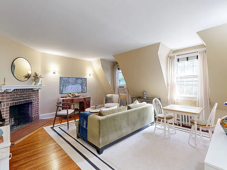 291 Burns St #2 — Photo 1