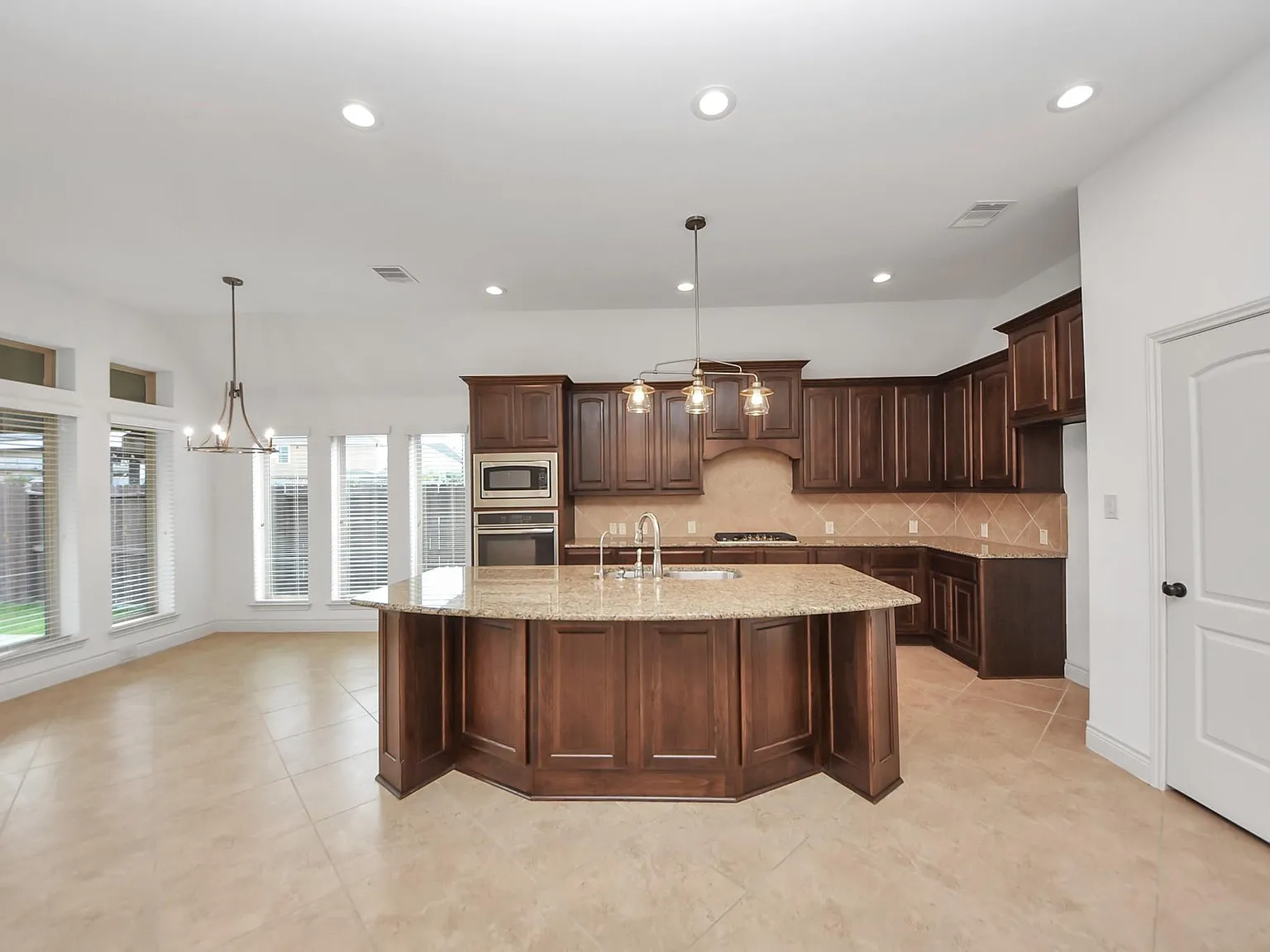 4 bed, 3.0 bath, 3075 sqft, $3,400 — Photo 3