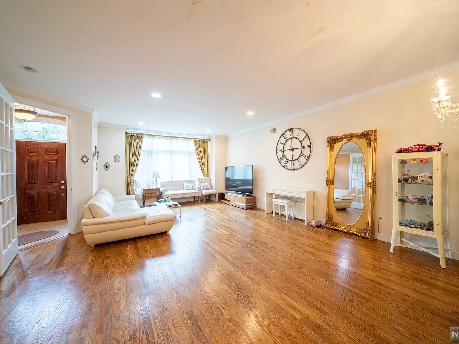 4 bed, 3.5 bath, 2272 sqft, $6,000 — Photo 3