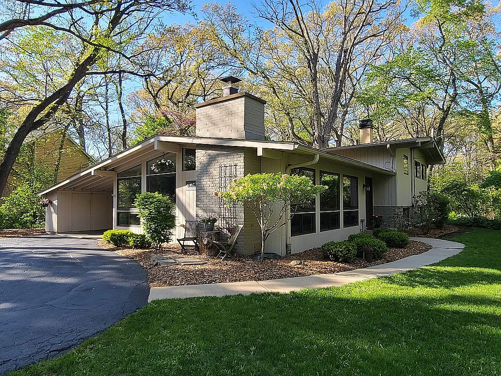 29W112 Morris Ct photo 1