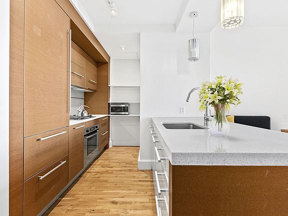 5th image of 360 Furman St APT 923