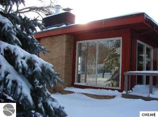 302 E Greenfield Dr, Mount Pleasant, MI 48858