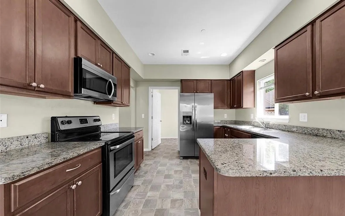 2 bed, 2.0 bath, 1558 sqft, $2,000 — Photo 4
