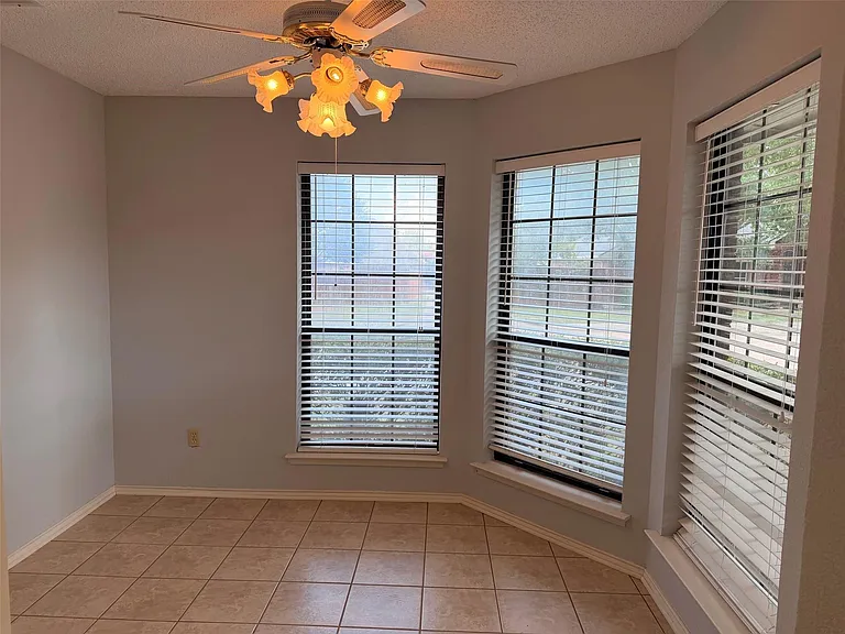1712 Colonial Ct — Photo 5